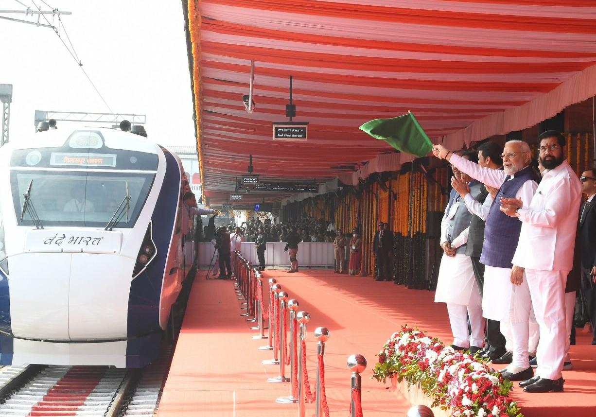 उत्सव बनी वंदे भारत ट्रेन…प्रधानमंत्री मोदी ने नागपुर से हरी झंडी दिखाकर रवाना किया …बिलासपुर~रायपुर सहित विभिन्न स्टेशनों पर भव्य स्वागत…