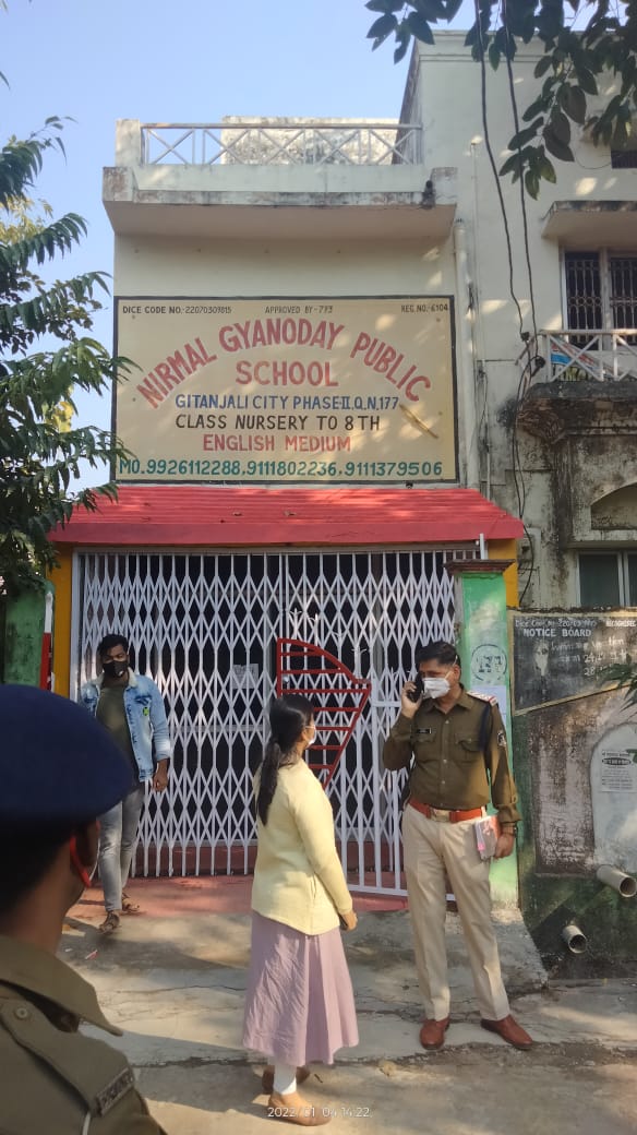 असुरक्षित बचपन : स्कूल के वाशरूम की पार्टीशन-वाल मासूम छात्रा पर गिरी, दर्दनाक मौत…