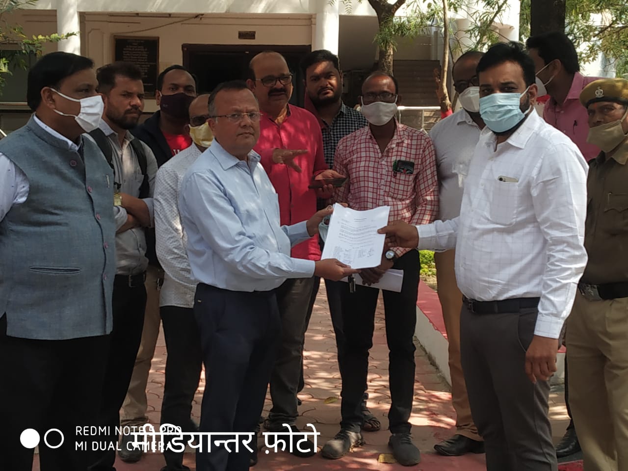 आवासीय परिसर के बाजू में शराब दुकान, मंगला के लोगों ने किया कलेक्ट्रेट का घेराव, ज्ञापन सौंपा…