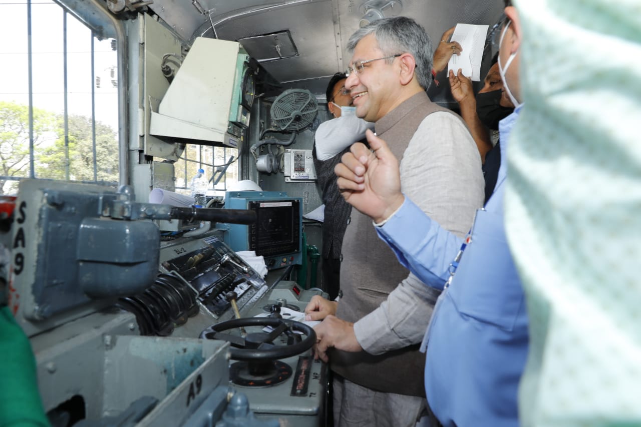 रेलवे के सुरक्षा “कवच” का सफल परीक्षण; अब दो गाड़ियों के बीच आमने-सामने से टक्कर नहीं होगी…