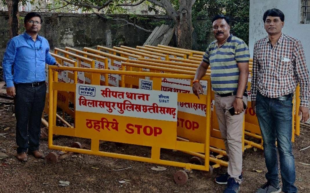 अच्छा काम : एनटीपीसी सीपत ने सड़क सुरक्षा एवं यातायात नियंत्रण हेतु बेरिकेड्स का वितरण किया…