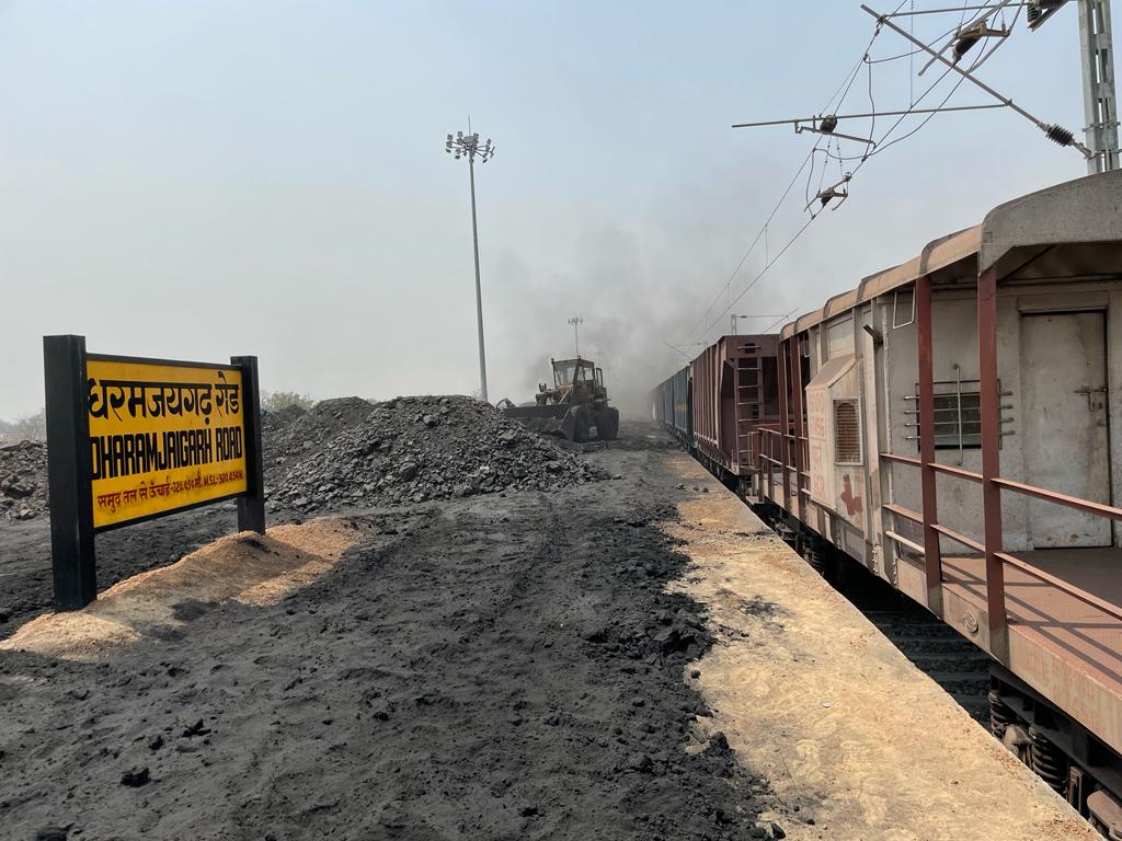 एसईसीएल की सब्सिडियरी ईस्ट रेल कोरिडोर के धरमजयगढ़ स्टेशन से भेजा गया पहला कोयले भरा रेक…
