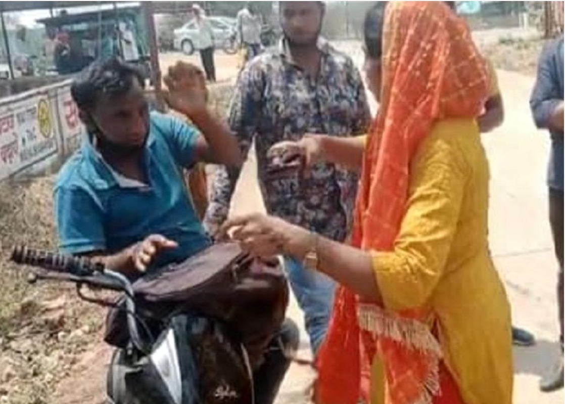 आशिक-मिज़ाज युवक की दो युवतियों ने सरे-राह कर दी चप्पल-थप्पड़ से धुनाई, कहता था- छालीवुड की हिरोइन बना दूंगा फिर शादी रचाउंगा…