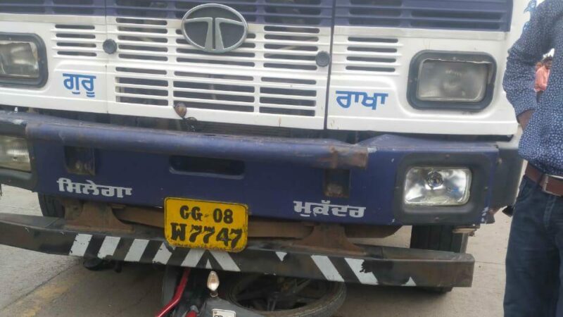 सड़क हादसा ; रोड क्रास करते समय बाइक सवार टैंकर की चपेट में आया, हालत गंभीर…LIVE VIDEO