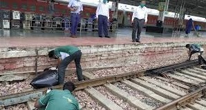 रविवार को मालगाड़ी के 3 डिब्बे गिरे थे, सोमवार को कुछ यात्री-गाड़ियों का परिचालन प्रभावित…