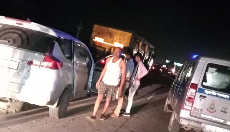 भीषण सड़क हादसा ; कार सीधे खड़ी ट्रेलर में जा घुसी, 3 की मौके पर मौत, 2 गंभीर…