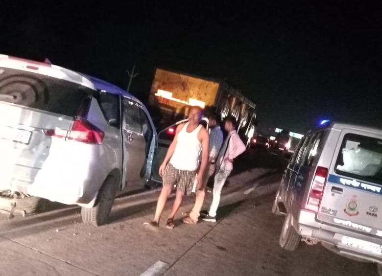 भीषण सड़क हादसा ; कार सीधे खड़ी ट्रेलर में जा घुसी, 3 की मौके पर मौत, 2 गंभीर…