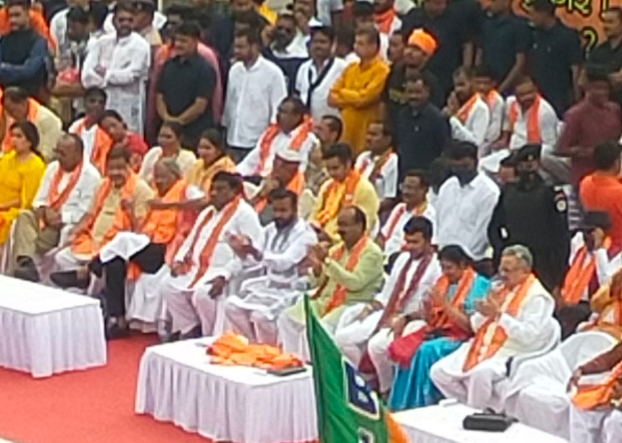 जमकर हंगामा बरपा भाजपाइयों के “हल्ला बोल” में ; बृजमोहन, मूणत, श्रीचंद सहित सैकड़ों नेताओं को गिरफ्तार कर केन्द्रीय जेल भेजा…