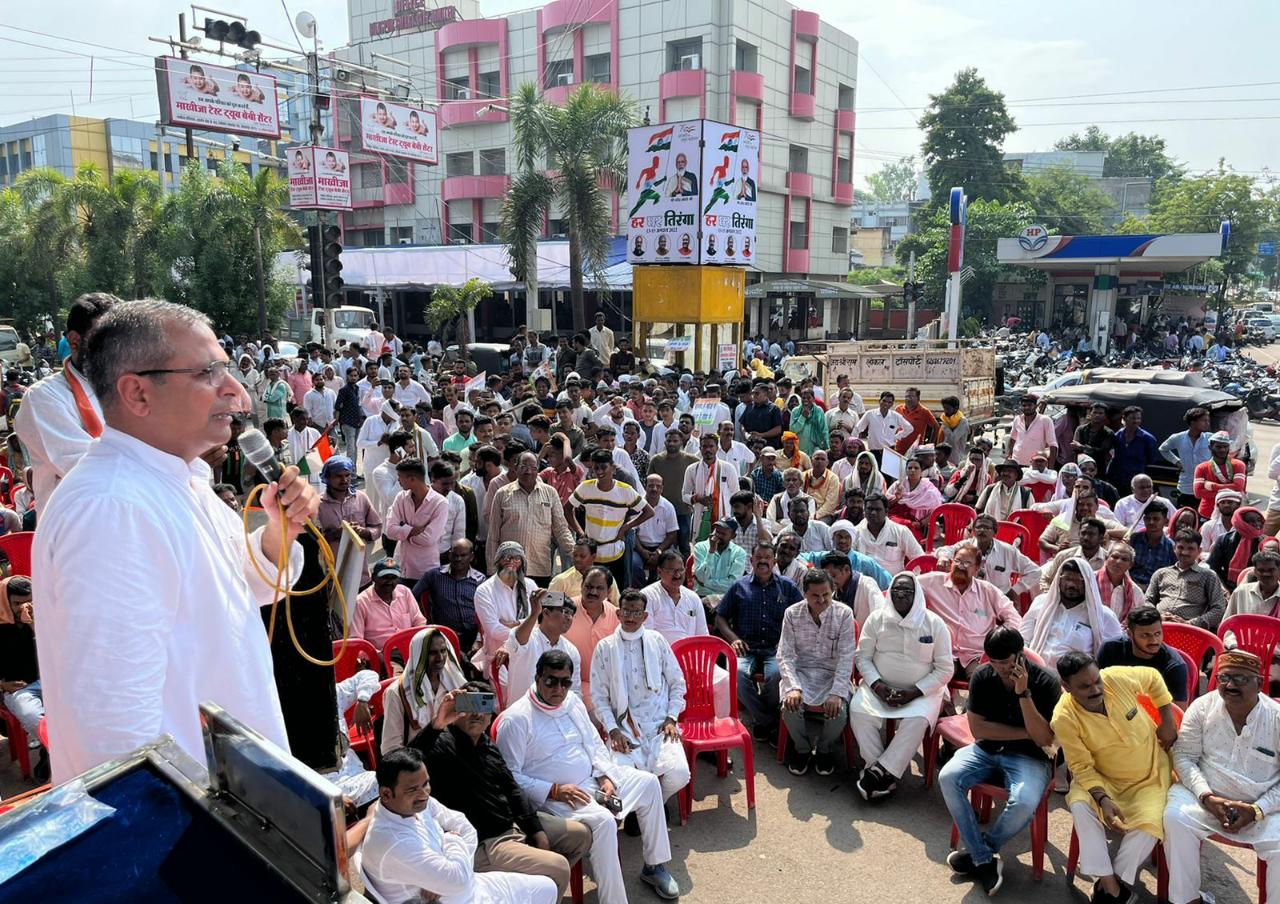 यात्री ट्रेनों को रद्द करने के खिलाफ कांग्रेस का विशाल धरना और सांसद निवास का घेराव, नगर विधायक शैलेश पाण्डेय ने मोदी पर पैरोडी भी सुनाई…