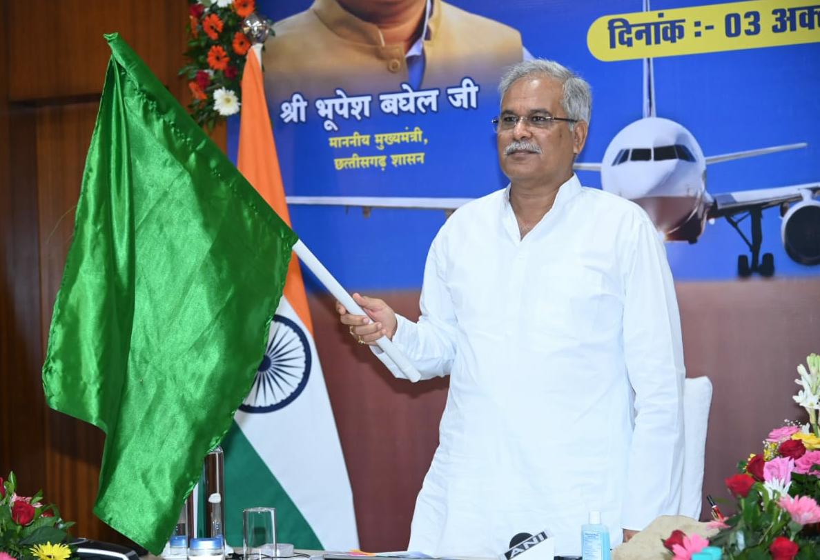 छत्तीसगढ़ के मुख्यमंत्री भूपेश बघेल और केंद्रीय मंत्री ज्योतिरादित्य सिंधिया ने बिलासपुर-इंदौर फ्लाइट को हरी झंडी दिखाकर रवाना किया…