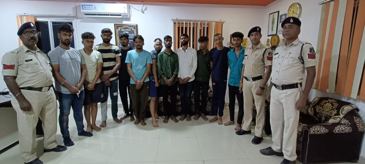 दुर्गा विसर्जन जुलूस में दो दुर्गोत्सव समितियों ने आगे बढ़ने की होड़ में मचाया बवाल ; लाठी, रॉड और पत्थरों की बौछार, 3 घायल, 2 नाबालिग सहित 17 पकड़े गए…video