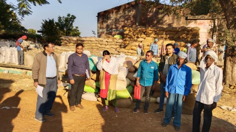 किसानों के नाम पर धान बेचते बिचौलिया रंगे हाथ पकड़ाया, 152 बोरी धान कट्टा बरामद, प्रकरण दर्ज…