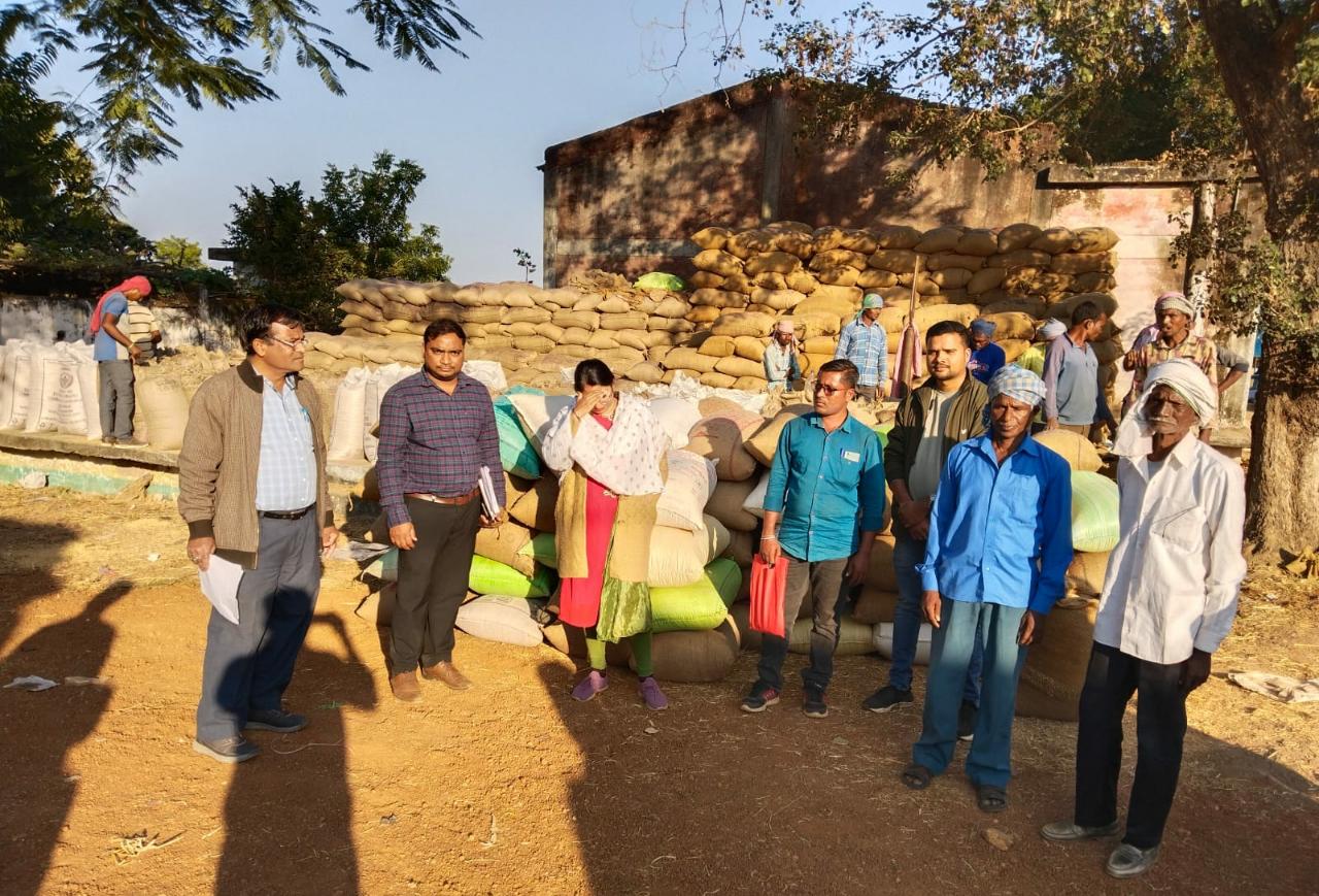 किसानों के नाम पर धान बेचते बिचौलिया रंगे हाथ पकड़ाया, 152 बोरी धान कट्टा बरामद, प्रकरण दर्ज…