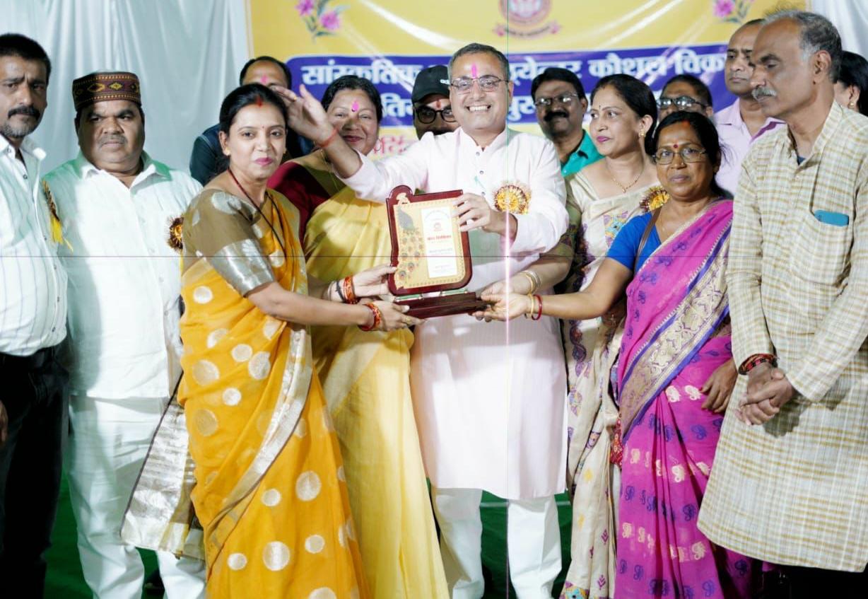 विधायक शैलेश की सज्जनता ; सरकंडा बालक शाला के 1000 बच्चों के पास जूते नहीं थे, उन्होंने अपना एक माह का वेतन दे दिया…