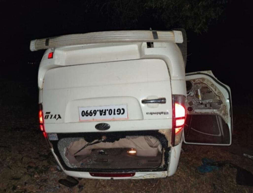 सड़क हादसा ; टायर फटने से कार पलटी, 2 की मौत, 3 घायल…