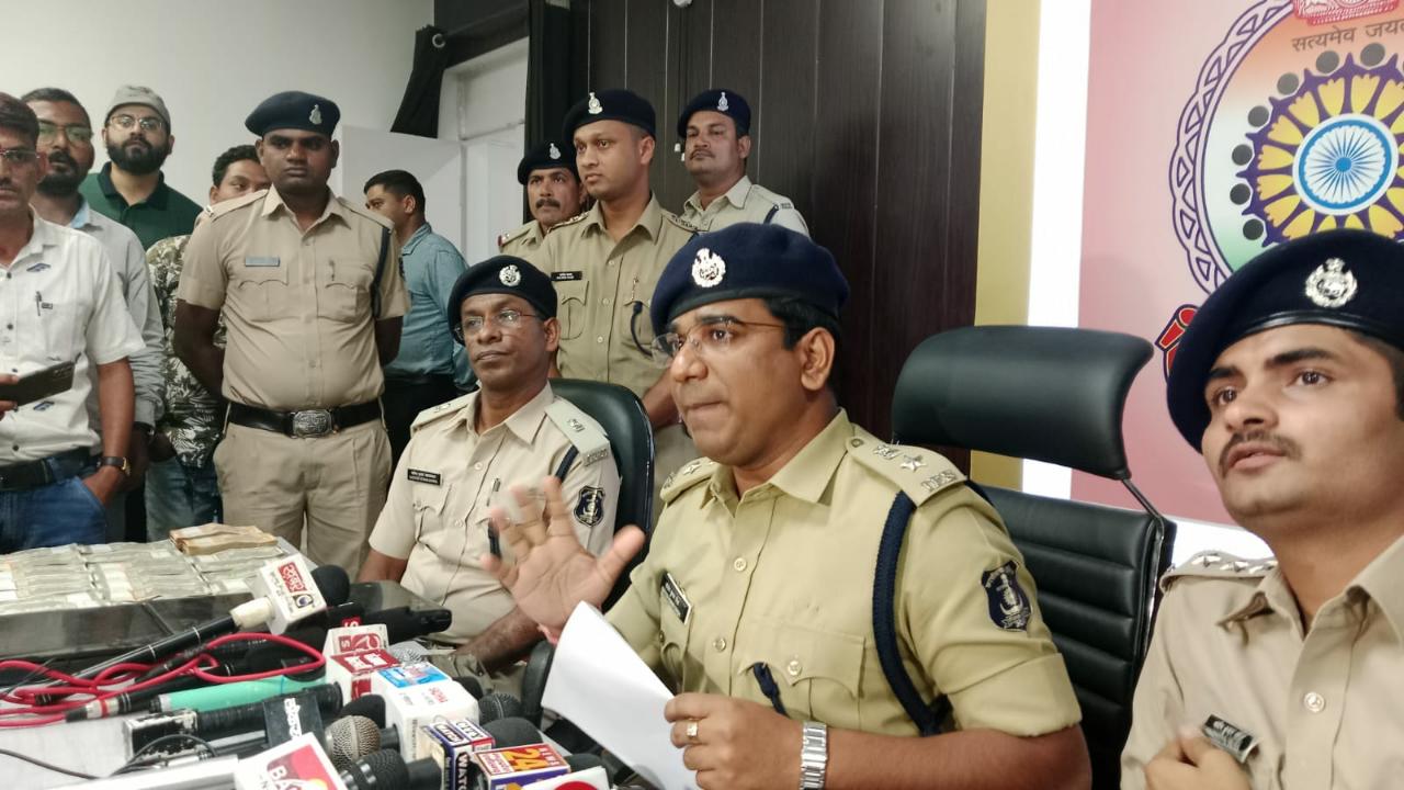 महादेव और अन्ना रेड्डी ब्रांड ऑनलाइन सट्टा खिलाने वालों में 4 को पुलिस ने धर दबोचा, 10 लाख नगद के साथ और भी बहुत कुछ मिला…