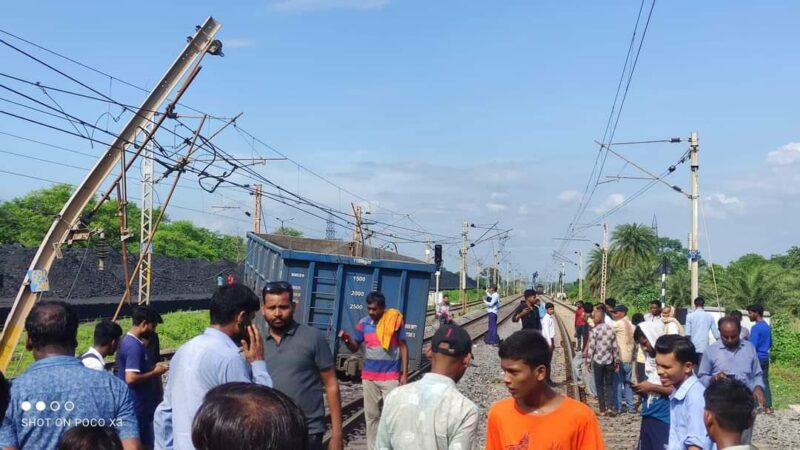 मालगाड़ी डि-रेल ; अकलतरा यार्ड में 8 डिब्बे और ब्रेक-वैन पटरी से उतरे, अनेक यात्री-गाड़ियों की आवाजाही प्रभावित…