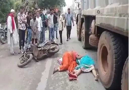 सड़क हादसा ; तेज रफ़्तार हाईवा ने बाइक को ठोकर मारी, एक महिला की मौत, दो घायल…