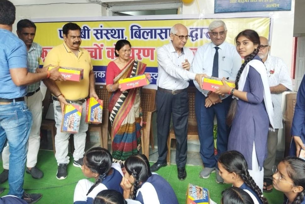 पंजाबी संस्था ने बिलासपुर के मिशन हाई स्कूल में चरण-पादुकाएं बांटी…