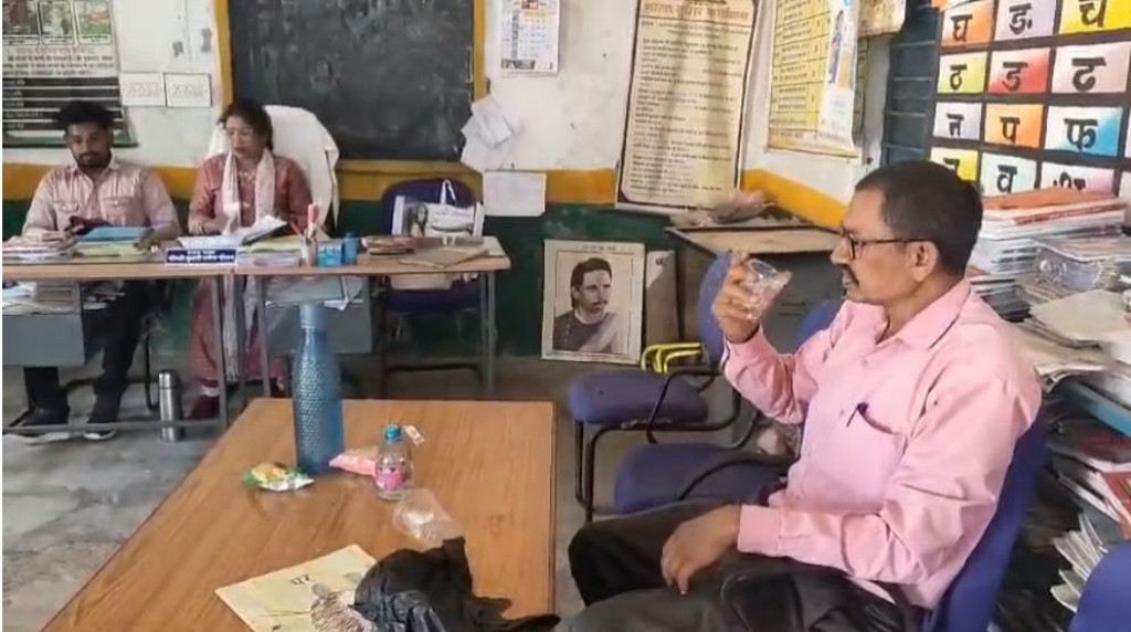 शराबी शिक्षक ने स्कूल को मयखाना बनाया, सस्पेंड, FIR भी होगी…(वीडियो)