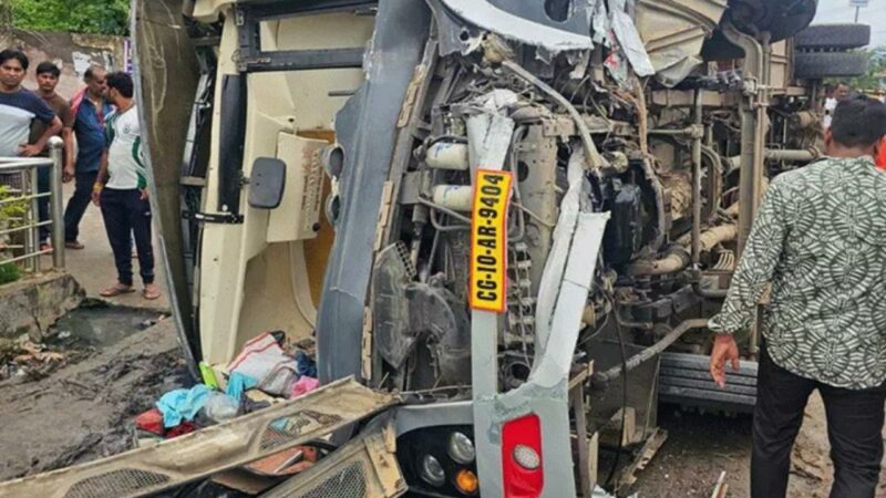 सड़क दुर्घटना ; बिलासपुर में यात्री बस पलटी, एक नवजात की मौत, 30 से अधिक लोग घायल…