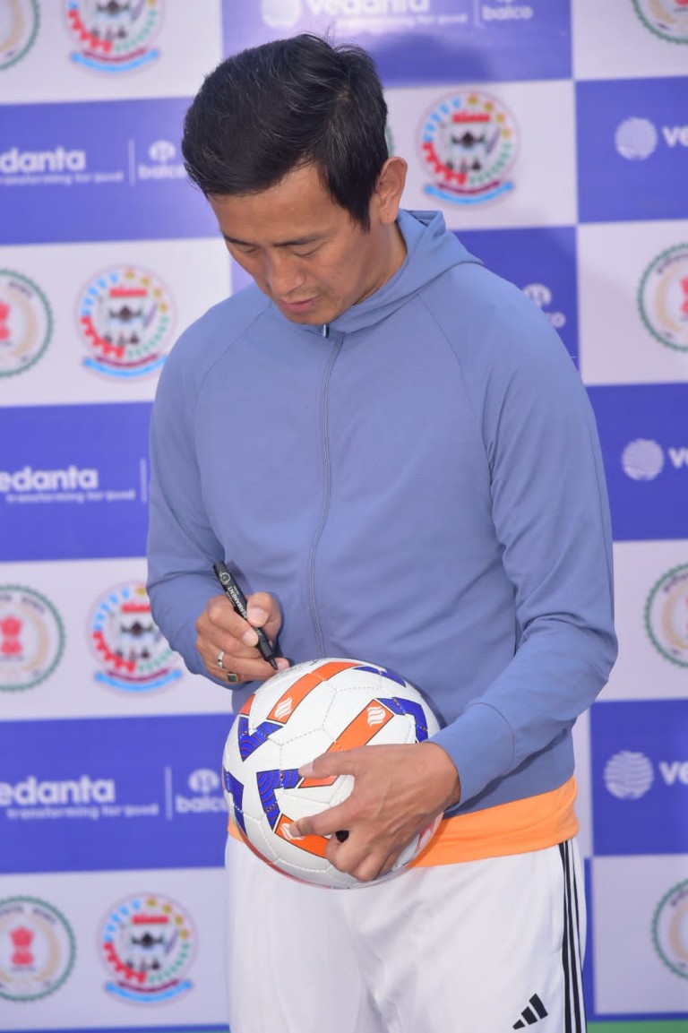 “बालको” की खेल अकादमी में फुटबॉलर बाइचुंग भूटिया ने किया खिलाड़ियों का उत्साहवर्धन…100 से अधिक खिलाड़ियों को भूटिया ने सिखाए अनुशासन के गुर और तकनीकी बारीकियां…