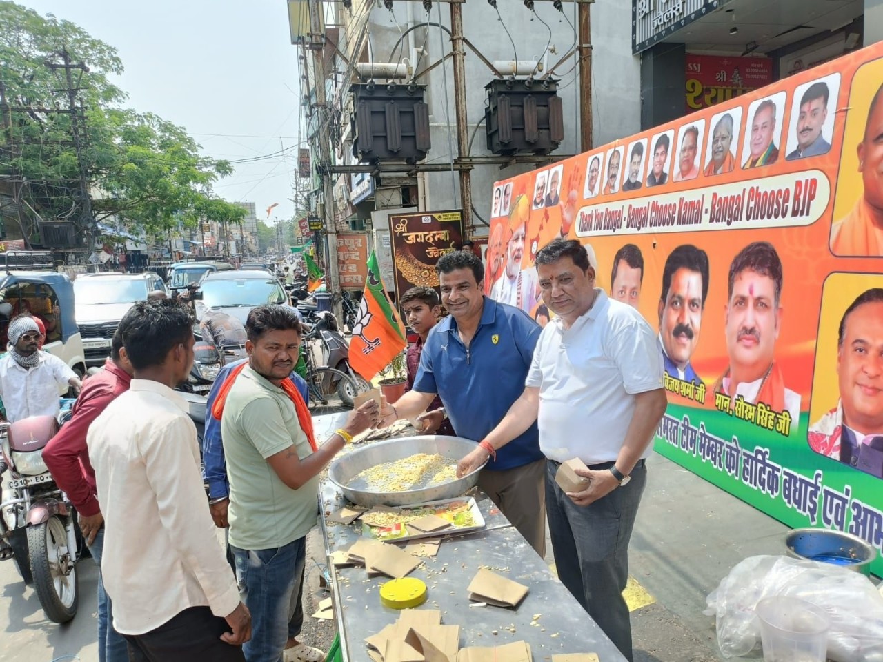 बंगाल में कमल खिलता देख छत्तीसगढ़ के “कमल” की भी बांछें खिल उठीं…भाजपा की जीत पर सर्राफा सुप्रीमो कमल सोनी का अनूठा सेलिब्रेशन, झालमुड़ी बांटी…