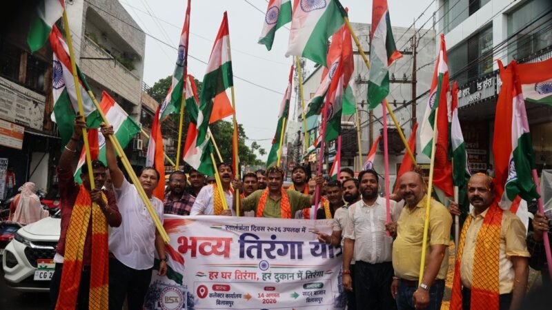 आजाद पहल ; बारिश भी नहीं रोक सकी राष्ट्रभक्ति का जज्बा, तिरंगामय हुआ सदर बाजार…